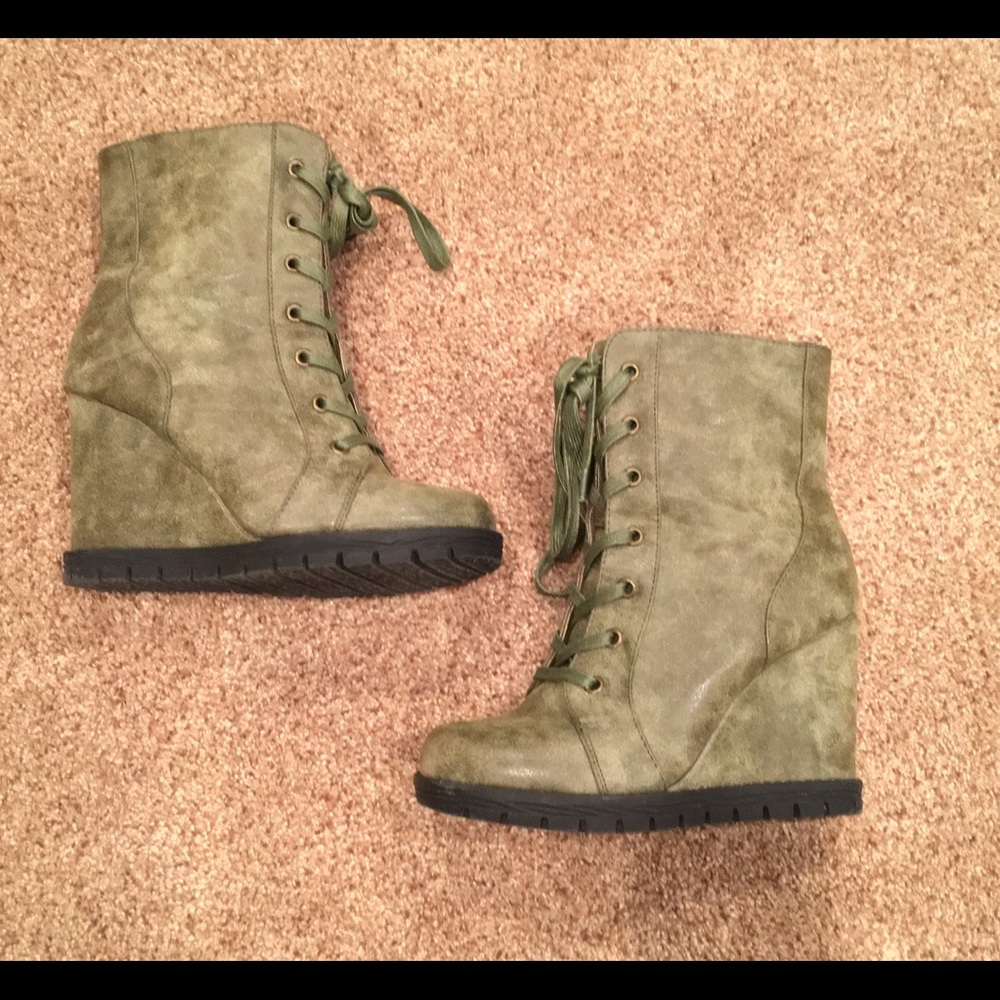 2 Lips Too 4" Ankle Wedge Boot Olive Green SZ 7.5